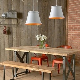 Klassisk Rustikk Hytte I Vintage-Stil Med Minimaleri I Metall