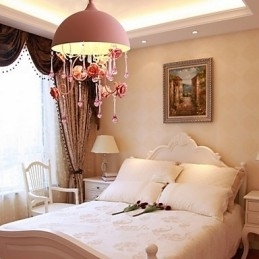 En Liten Rosa Rosehagelysekronelampe Iron Princess