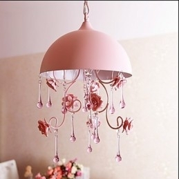 En Liten Rosa Rosehagelysekronelampe Iron Princess