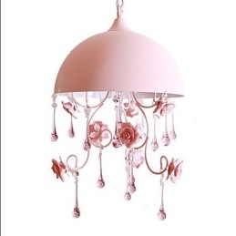 En Liten Rosa Rosehagelysekronelampe Iron Princess
