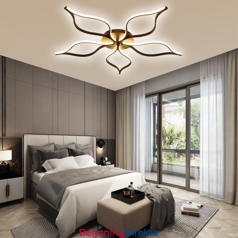 Minimalistisk Taklampe Med Fem Blader Og Blomstermotiv I Innfelt Form