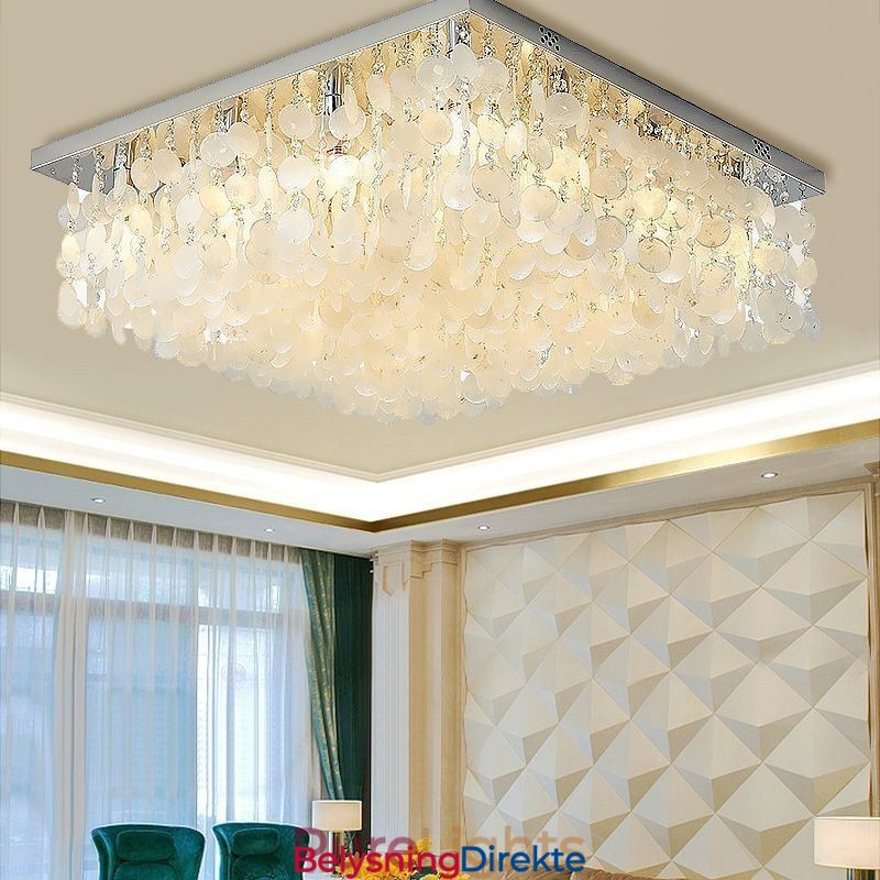 Moderne Hvit Skalllampe I Takmontering Med Innfelt Lysekrone