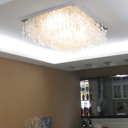 Moderne Hvit Skalllampe I Takmontering Med Innfelt Lysekrone