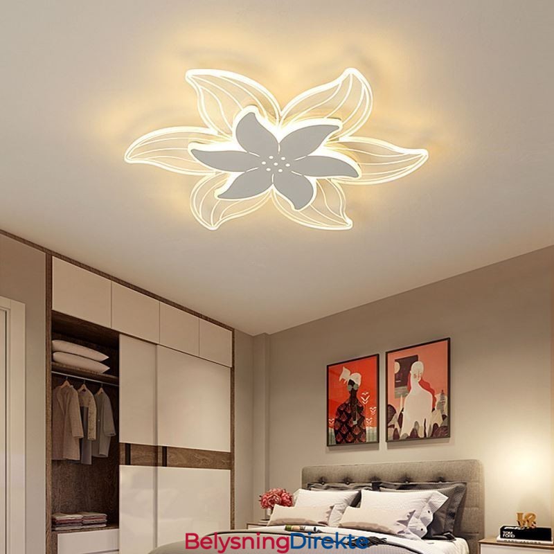 Elegant Blomsterlampe Med Innfelt Takmontering Unik Dekorativ Belysning