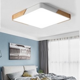 Enkel Innfelt Taklampe I Treramme Med Supertynn Design Og Dinglende Lys