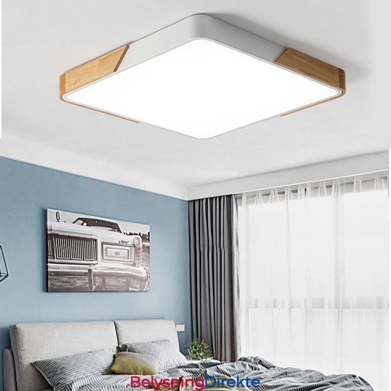 Enkel Innfelt Taklampe I Treramme Med Supertynn Design Og Dinglende Lys