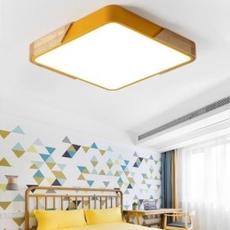 Enkel Innfelt Taklampe I Treramme Med Supertynn Design Og Dinglende Lys