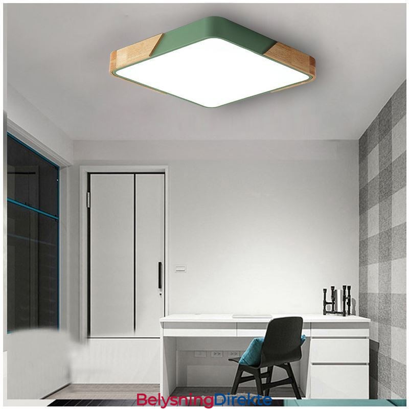 Enkel Innfelt Taklampe I Treramme Med Supertynn Design Og Dinglende Lys