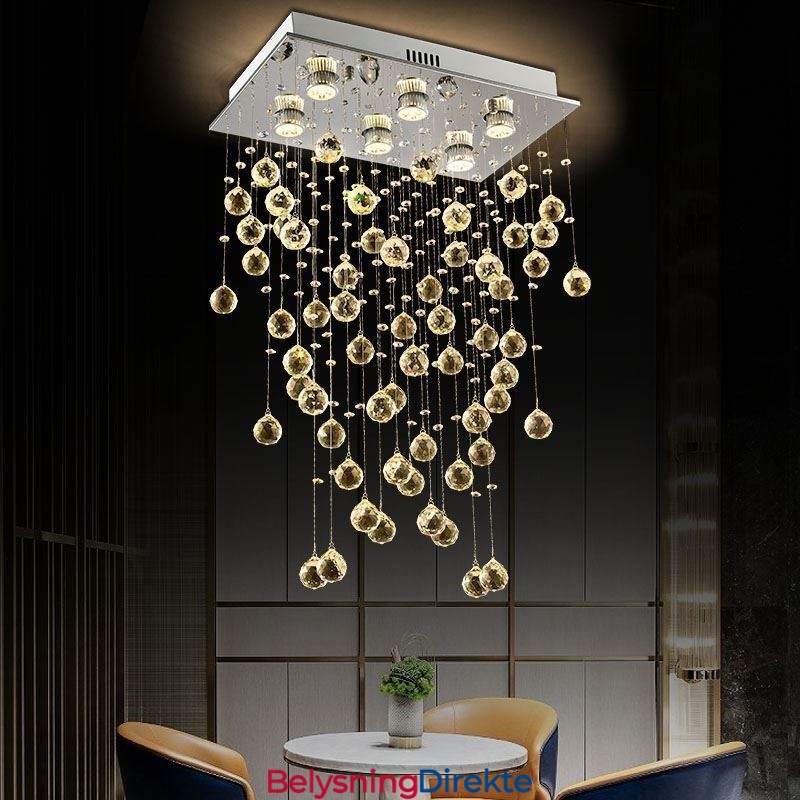Moderne Krystalllysekrone Med Innfelt Taklampe