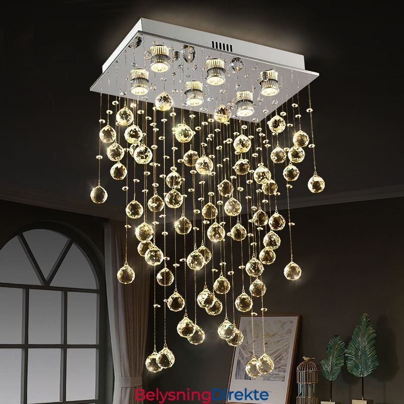 Moderne Krystalllysekrone Med Innfelt Taklampe