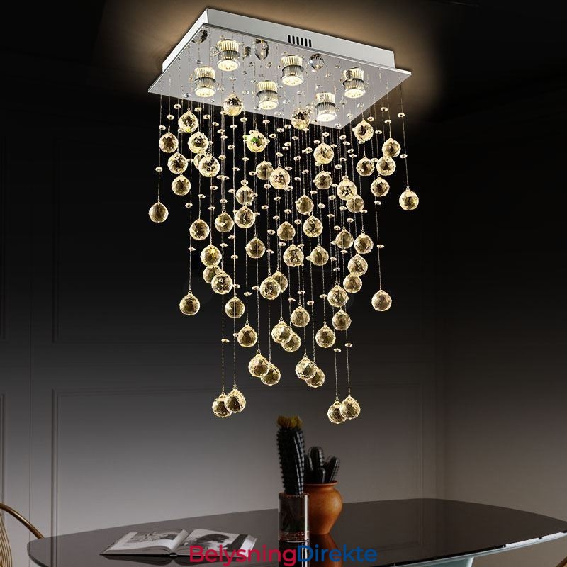 Moderne Krystalllysekrone Med Innfelt Taklampe