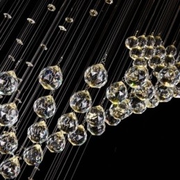 Elegant Krystalllysekrone Med Regndråper I Taklamper I Foajeen