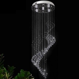 Elegant Krystalllysekrone Med Regndråper I Taklamper I Foajeen