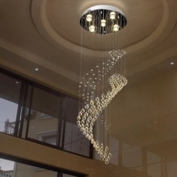 Elegant Krystalllysekrone Med Regndråper I Taklamper I Foajeen