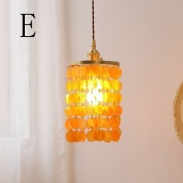 Moderne Klassisk Lysekrone Med Hvit Skjellskjerm Og Anhengslampe Til Taket