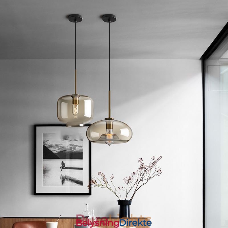 Minimalistisk Dekorativ Glasslampe I Konjakkfarget Glass