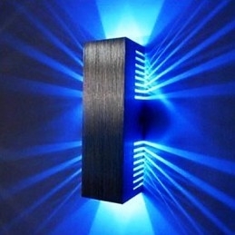 Moderne Vegglampe Med Spredende Lysdesign Med 2 Kubiske Skjermer