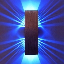 Moderne Vegglampe Med Spredende Lysdesign Med 2 Kubiske Skjermer