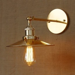 Minimalistisk Industriell Villa I Nostalgisk Gyllen Paraply Foran Kirkegangen, Dekorert Vegg