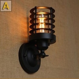 Mørk Gangtrapp Balkongen Til Hodegjerdet På En Seng Dekorativ Vegglampe