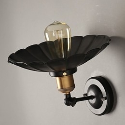 Kreativ Trapp Som Restaurerer Gamle Måter, Enkelthodet, Svart Kjole, Smijernsvegglampe