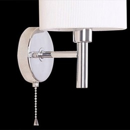 Stilig Vegglampe I Metall Og Stoff Med 1 Lyskilde I Hvit Sylinder