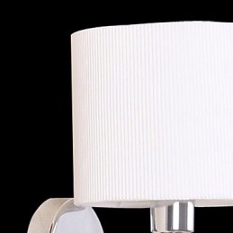 Stilig Vegglampe I Metall Og Stoff Med 1 Lyskilde I Hvit Sylinder