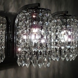 Moderne Vegglampe Med Krystallanheng Og 2 Lys I Polert Krom