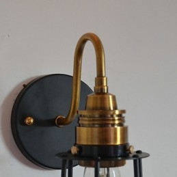 Minimalistisk Kunstnerisk Vegglampe Med Svart Metallskjelettskjerm