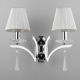 Elegant Vegglampe Med 2 Lys Dekorert Med Krystalldråper
