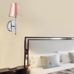 Enkelt Designet Vegglampe I Varmt Lys