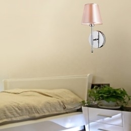 Enkelt Designet Vegglampe I Varmt Lys