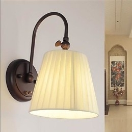 Jernvegglampe Med Stoffskjerm I Én Lyskilde