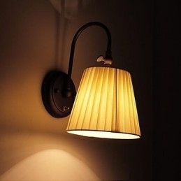 Jernvegglampe Med Stoffskjerm I Én Lyskilde