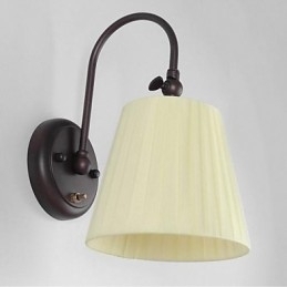 Jernvegglampe Med Stoffskjerm I Én Lyskilde