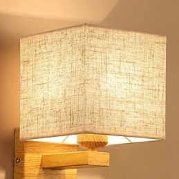 Minimalistisk Bordlampe I Massivt Tre Nattbordslampe