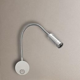 Vegglampen Til Vegglampen Til Hodet På Slangesengen Er Opplyst Av Lysleselampen