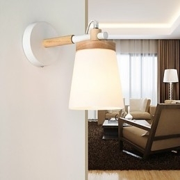 Vegglampe Med Glassskjerm Og Metallfot Har Omgivelseslys, Vegglampetter