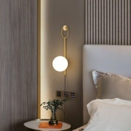 Moderne Globeformet Vegglampe I Børstet Gullfarget Glass