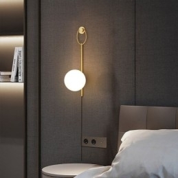Moderne Globeformet Vegglampe I Børstet Gullfarget Glass