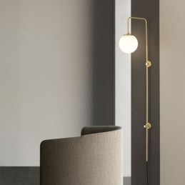 Moderne Globeformet Vegglampe I Børstet Gullfarget Glass