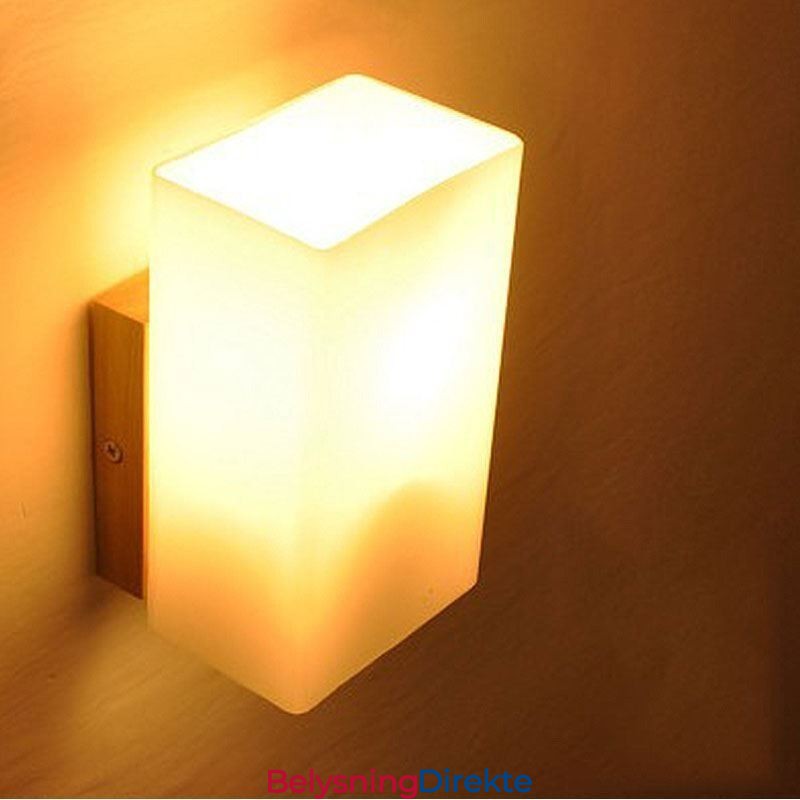 Nordisk Trevegglampe I Glassskjerm, Vegglampe