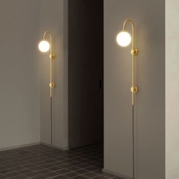 Moderne Vegglampe I Børstet Gull