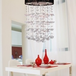 Moderne Halvinnfelt Lampe Med Sommerfuglskjerm Og 3 Lys