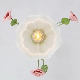 Valentinsdagshageblomster Og -Planter Absorberer Kuppellys
